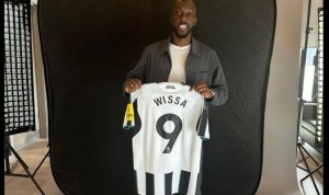 8868体育-记者晒照：新援维萨将身披纽卡斯尔9号球衣，转会费总价5500万镑