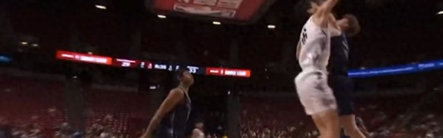 太燃了！杨瀚森单臂隔扣引热议 全场球迷起立欢呼！