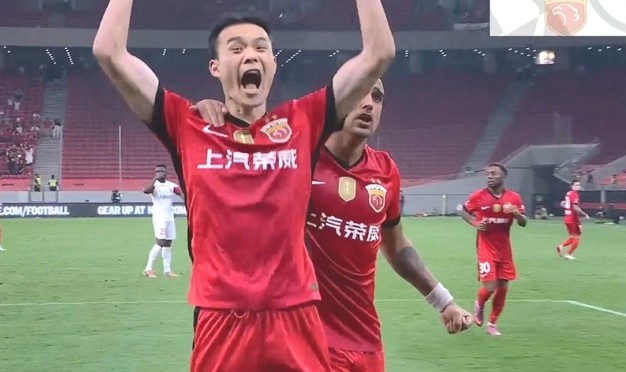 下半场开场仅1分钟，刘若钒包抄破门完成传射，海港2-1领先玉昆