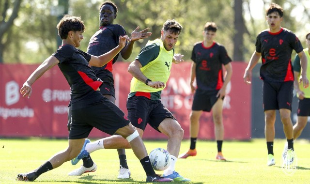 8868体育官网-跟队记者：米兰部分球员和预备队进行了一场训练赛